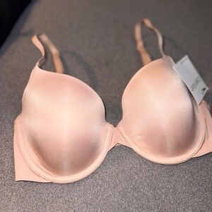 Calvin Klein Lightly Lined Demi- Nude/Tan
Size 34C. Price is negotiable.